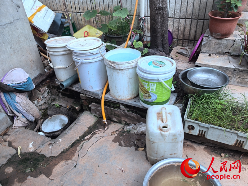 居民家中大大小小的儲水桶、盆。人民網(wǎng) 戴澤鑫攝