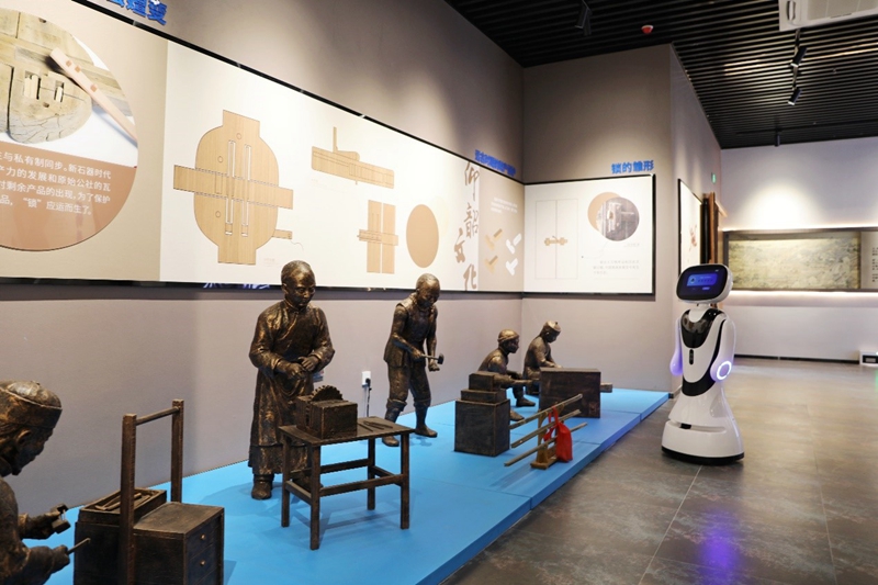 智能機(jī)器人為參觀者作講解。倪艷攝