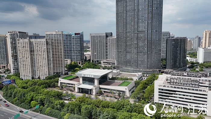 航拍花橋晨風(fēng)時(shí)尚創(chuàng)意產(chǎn)業(yè)園。 人民網(wǎng) 鞠峰攝