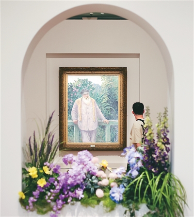 參觀者被展出的《克勞德·莫奈肖像》吸引。泱 波攝