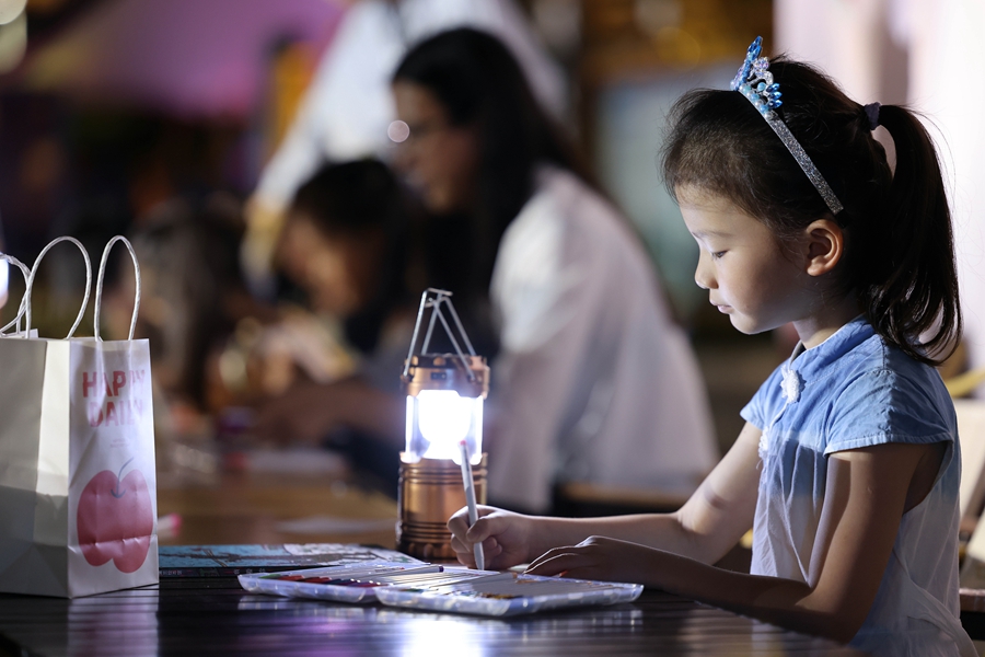 兒童參加“童趣繪本時(shí)光”環(huán)節(jié)活動(dòng)。朱華南攝