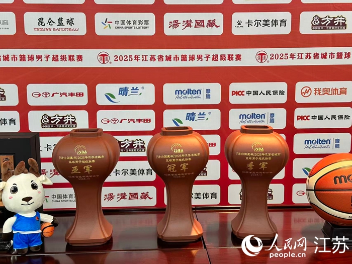 球衣、獎杯和吉祥物亮相。人民網(wǎng) 王純攝