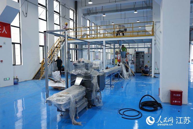 高樂思太陽能新租的車間里，工人在安裝調(diào)試設(shè)備。人民網(wǎng) 李昱辰攝