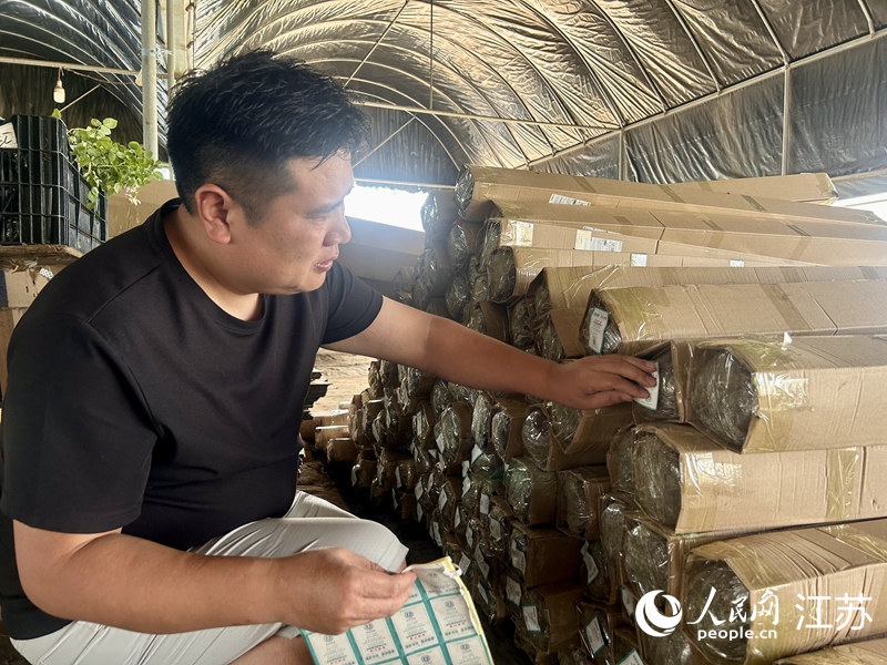 江蘇地種花月季玫瑰園內(nèi)，工作人員在快遞盒上粘貼“誠信標簽”。人民網(wǎng) 王丹丹攝