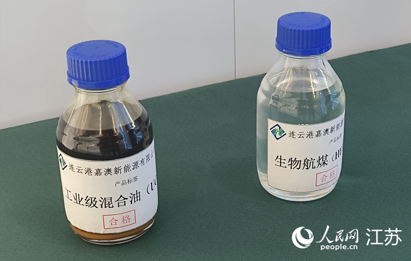 待生產(chǎn)的“地溝油”原料和生產(chǎn)出的生物航煤。人民網(wǎng) 張瀚天攝