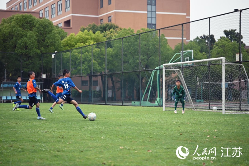 淮安工業(yè)園區(qū)實(shí)驗(yàn)學(xué)校足球隊(duì)暑期對抗訓(xùn)練，一名小隊(duì)員起腳打門。 人民網(wǎng) 鞠峰攝