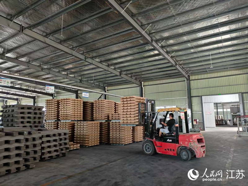 廠房包裝區(qū)內(nèi)，剛下線的木地板堆成小山。人民網(wǎng) 李欣陽攝