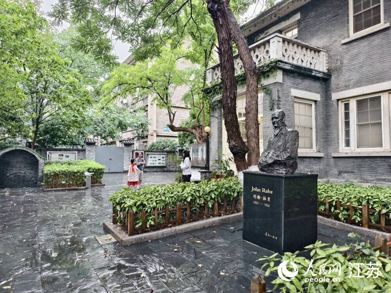 南京大學(xué)拉貝與國際安全區(qū)紀(jì)念館主建筑樓下佇立著約翰·拉貝的雕像。人民網(wǎng)記者 馬曉波攝