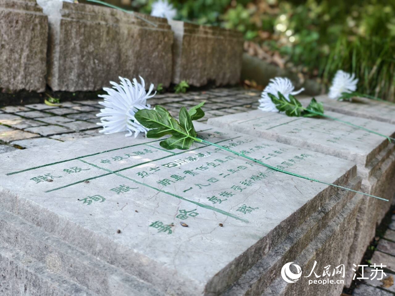 南京抗日航空烈士紀(jì)念館內(nèi)，部分抗日航空英烈的衣冠冢。人民網(wǎng)記者 馬曉波攝