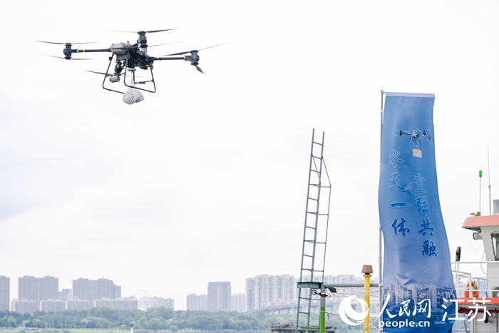 無人機向航行中的船舶飛去。人民網(wǎng)記者 馬曉波攝