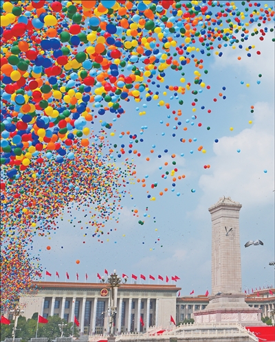 9月3日，紀念中國人民抗日戰(zhàn)爭暨世界反法西斯戰(zhàn)爭勝利80周年大會現(xiàn)場放飛氣球。新華社記者 牟 宇攝