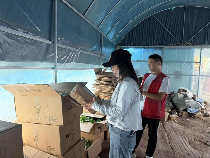 當(dāng)?shù)劂鸷由鐓^(qū)人員常態(tài)化巡查花木電商“誠(chéng)信標(biāo)簽”使用情況。丁緒寬攝