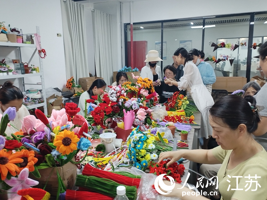 工人趕制“扭扭花”。人民網(wǎng) 李欣陽攝