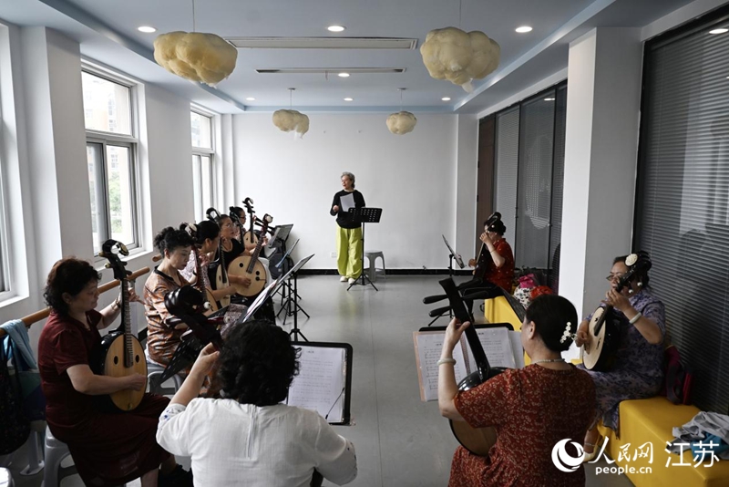 居民在海連社區(qū)黨群服務(wù)中心排練中阮合奏。人民網(wǎng) 張瀚天攝