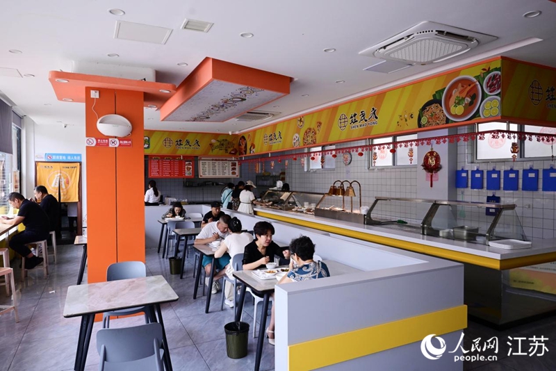 社區(qū)食堂百穗餐廳。人民網(wǎng) 張瀚天攝