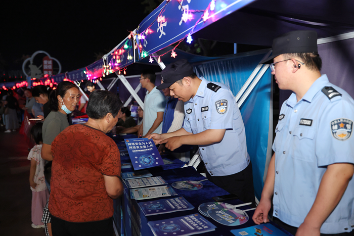 2025年淮安市洪澤區(qū)網(wǎng)絡(luò)安全宣傳周啟動(dòng)。洪軒攝