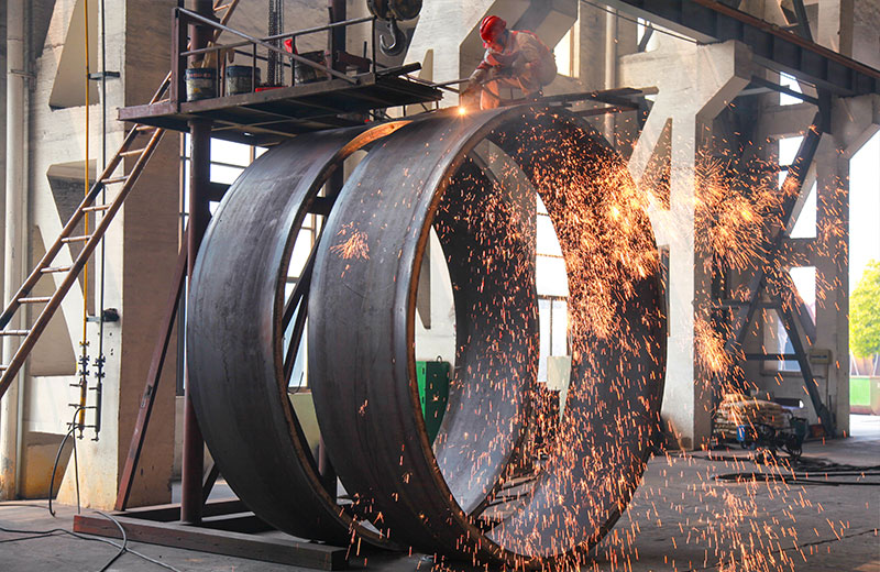 鵬飛集團(tuán)技術(shù)改進(jìn)后的回轉(zhuǎn)窯焊接場(chǎng)景。受訪者供圖
