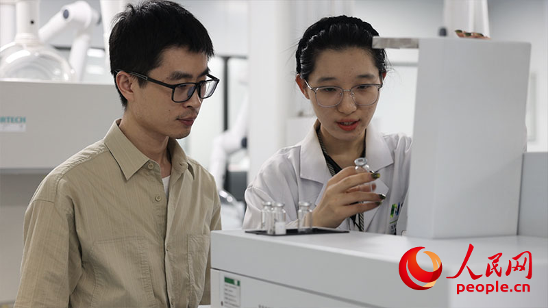 技術(shù)經(jīng)理人徐桐在凱樂(lè)生物了解產(chǎn)品研發(fā)進(jìn)展情況。人民網(wǎng) 余樂(lè)攝