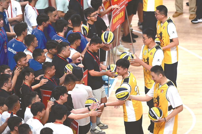 江蘇男籃“黃金一代”球員向28支參賽隊贈送簽名球。 本報記者 吳俊 攝