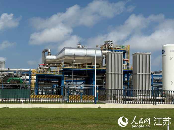 裝配冷能交換裝置的巨型儲藏罐。人民網(wǎng) 劉益佳攝