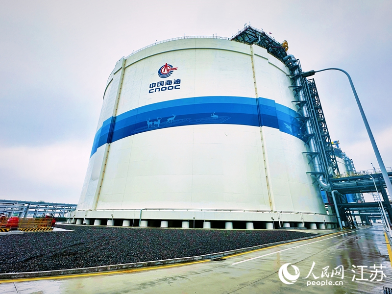 中海油鹽城綠能港的LNG儲罐。人民網(wǎng) 周夢嬌攝