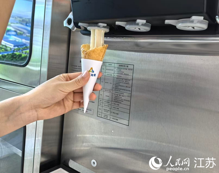利用LNG（液化天然氣）冷能運(yùn)轉(zhuǎn)的冰淇淋機(jī)。人民網(wǎng) 劉益佳攝
