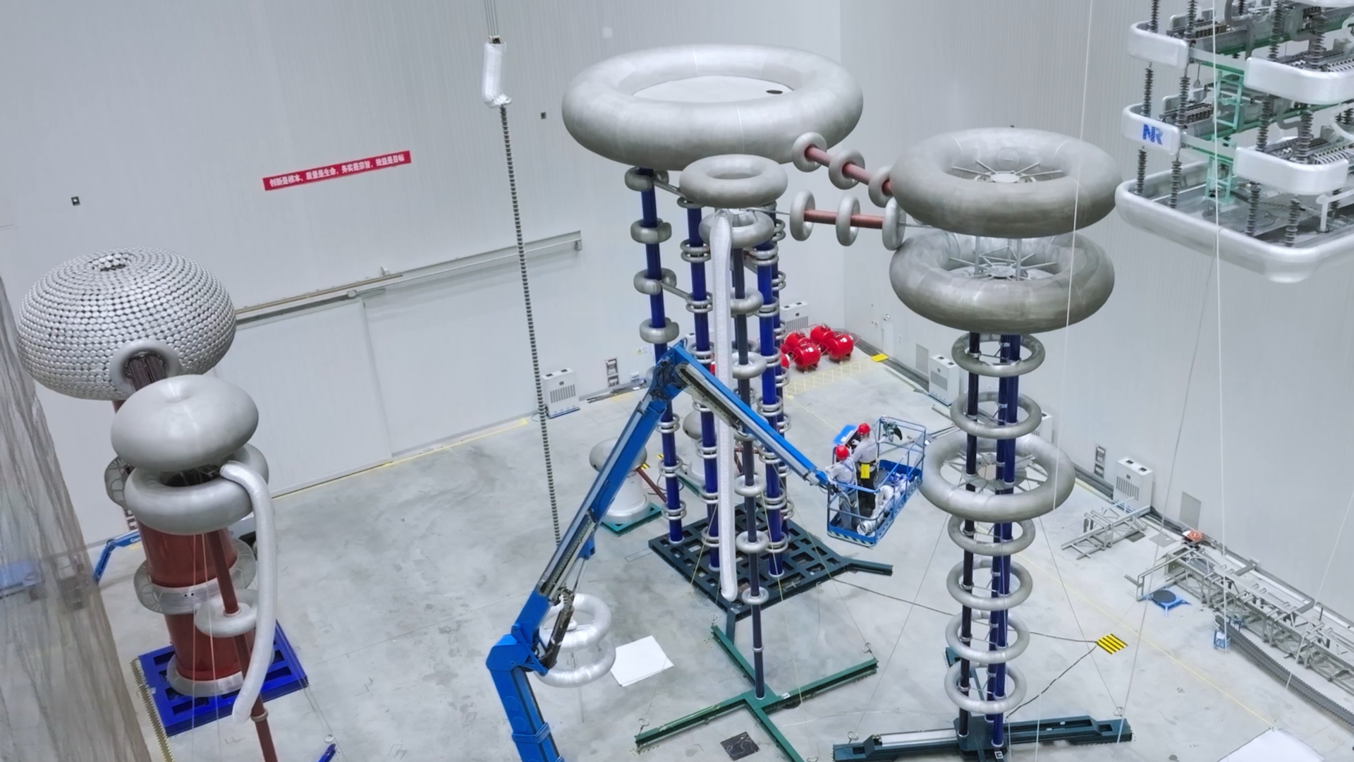 特高壓試驗大廳，具備開展目前世界最高電壓等級交流1000千伏、直流±1100千伏及以下電壓等級產品的高壓試驗能力。