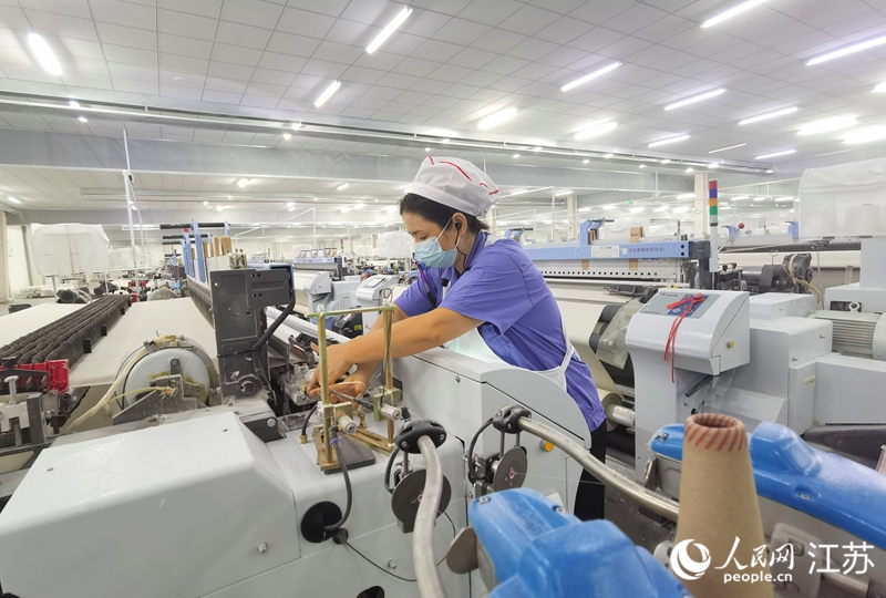 正在操作紡機的扎依旦。人民網(wǎng)記者 王繼亮攝