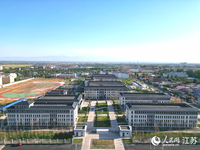 航拍伊寧縣南通高級中學。人民網(wǎng)記者 王繼亮攝