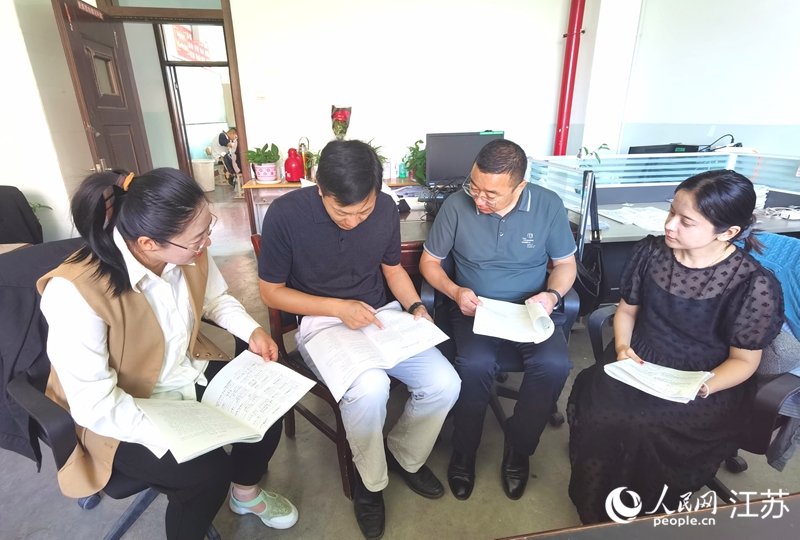 音特扎爾·艾莎（右一）和帶教師傅曹榮彬（右二）、季勇（左二）討論文言文《師說》的教學方法。人民網(wǎng)記者 王繼亮攝