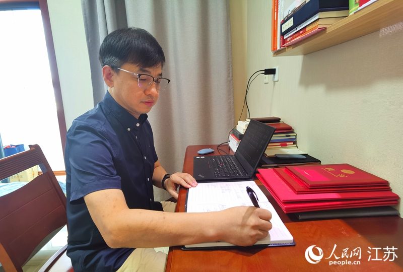 工作中的南通市醫(yī)療援疆領隊張建鋒。人民網(wǎng)記者 王繼亮攝