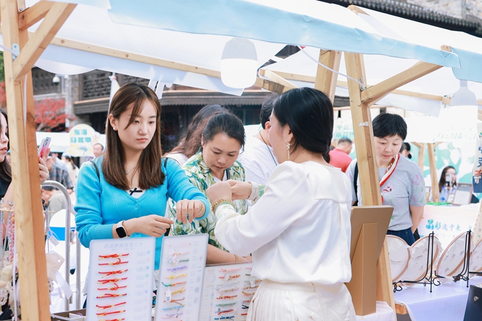 市民現(xiàn)場選購東海水晶飾品。東?？h委宣傳部供圖