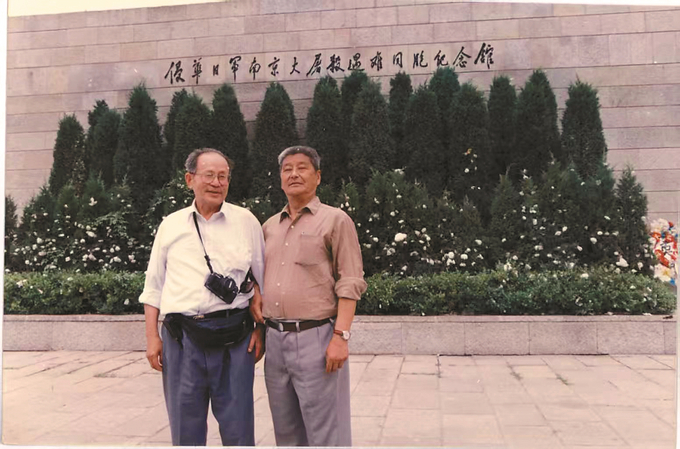 1995年，羅瑾（左）和吳旋在侵華日軍南京大屠殺遇難同胞紀(jì)念館首次重逢。