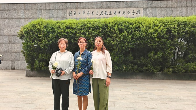 2025年，羅瑾之女羅夢(mèng)（左）與吳旋之女吳建琦（中）、吳建勤在侵華日軍南京大屠殺遇難同胞紀(jì)念館首次相聚。 鄧宇軒 攝