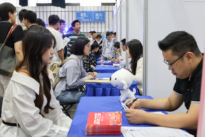 招聘會(huì)現(xiàn)場(chǎng)。南京海事局供圖