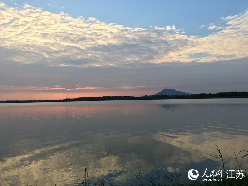 落日余暉中的赤山湖。人民網(wǎng) 俞楊攝