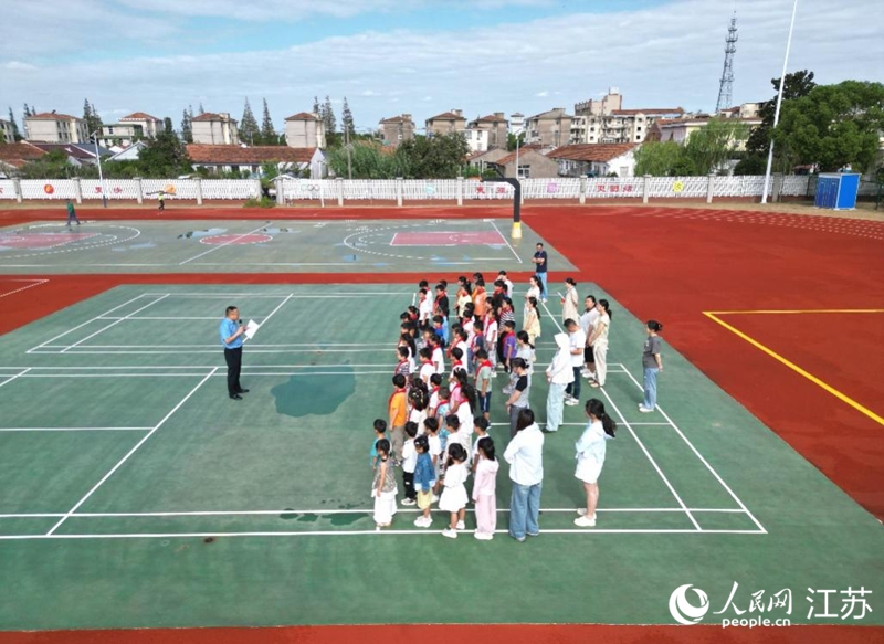 啟隆學校全體師生在操場上參加新學期活動。人民網(wǎng)記者 王繼亮攝