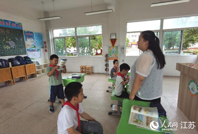 英語老師滕衛(wèi)花在給三年級學生上課。人民網(wǎng)記者 王繼亮攝