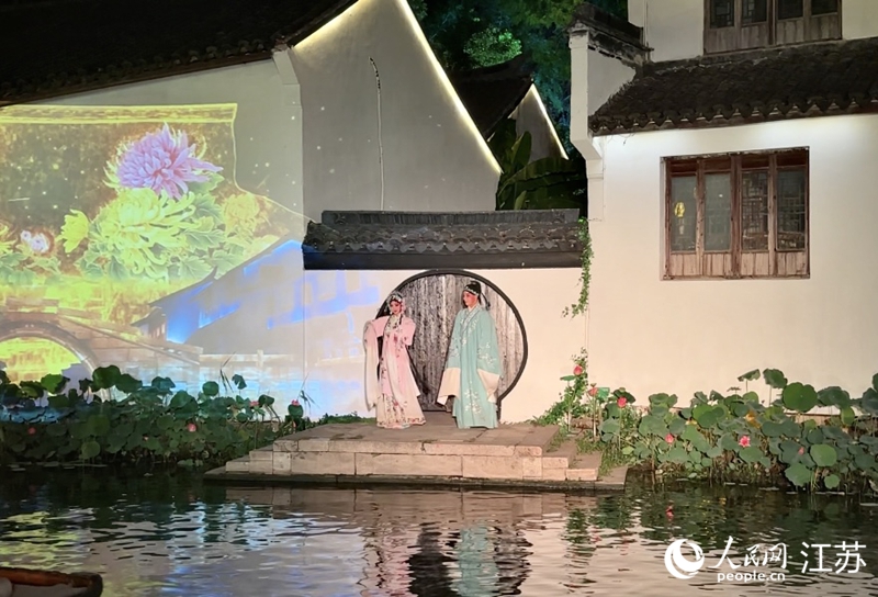戲曲演員在周莊水道開嗓。人民網(wǎng) 王純攝