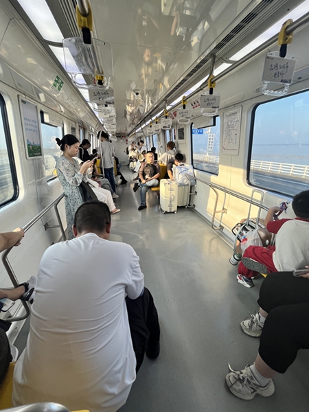 南京地鐵S9號線部分座椅被拆。留言人供圖