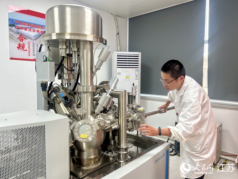 斯迪克員工傳送膜類樣品。人民網(wǎng) 王丹丹攝