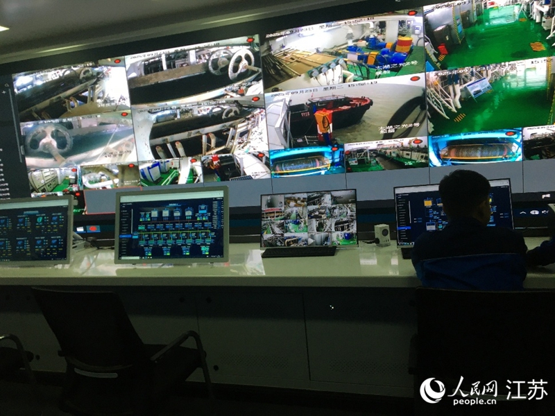 透過(guò)監(jiān)控大屏可實(shí)時(shí)查看“太湖之光”作業(yè)情況。人民網(wǎng)記者 俞楊攝