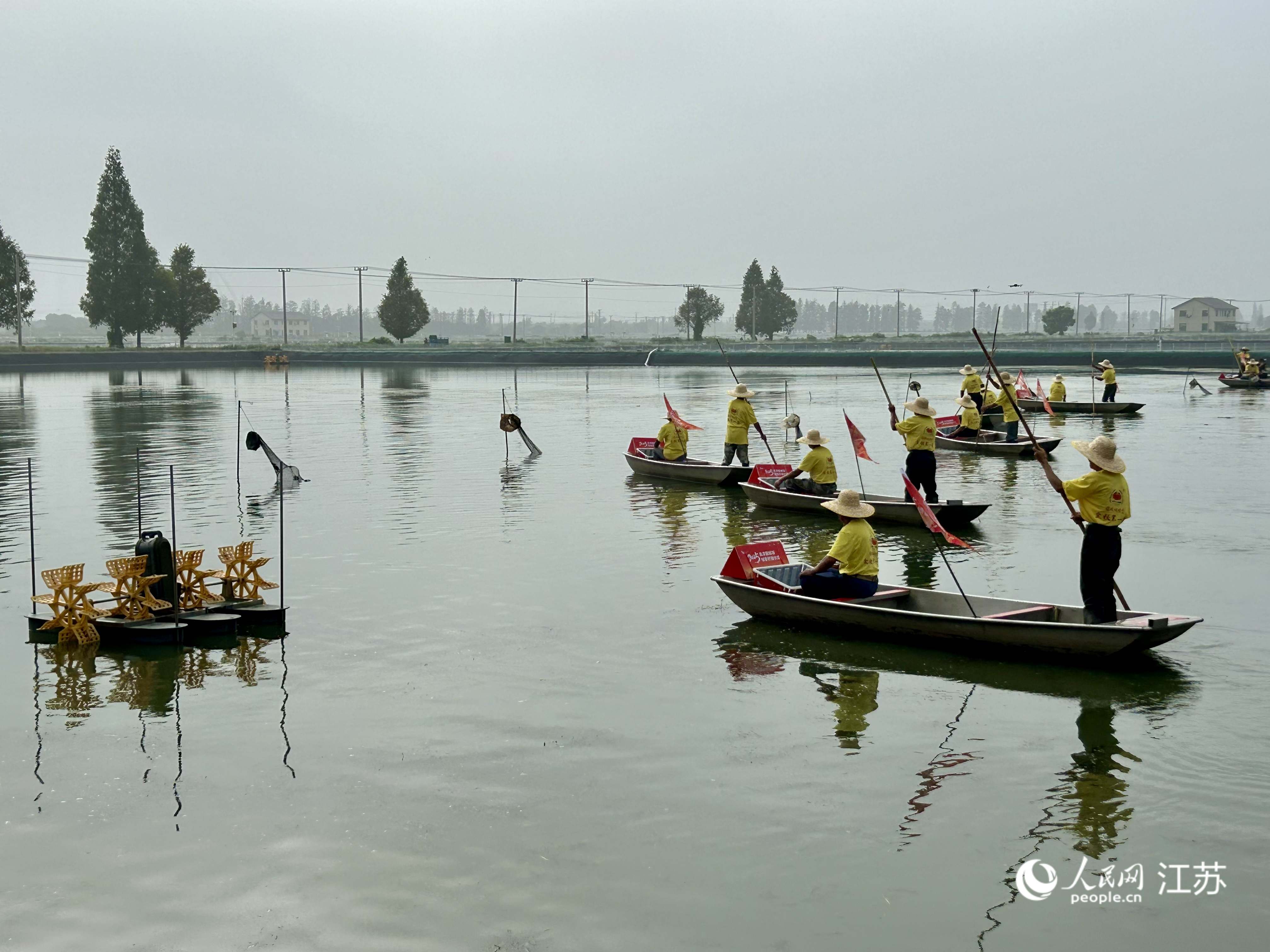 捕撈船駛向湖心。人民網(wǎng)記者 王丹丹攝