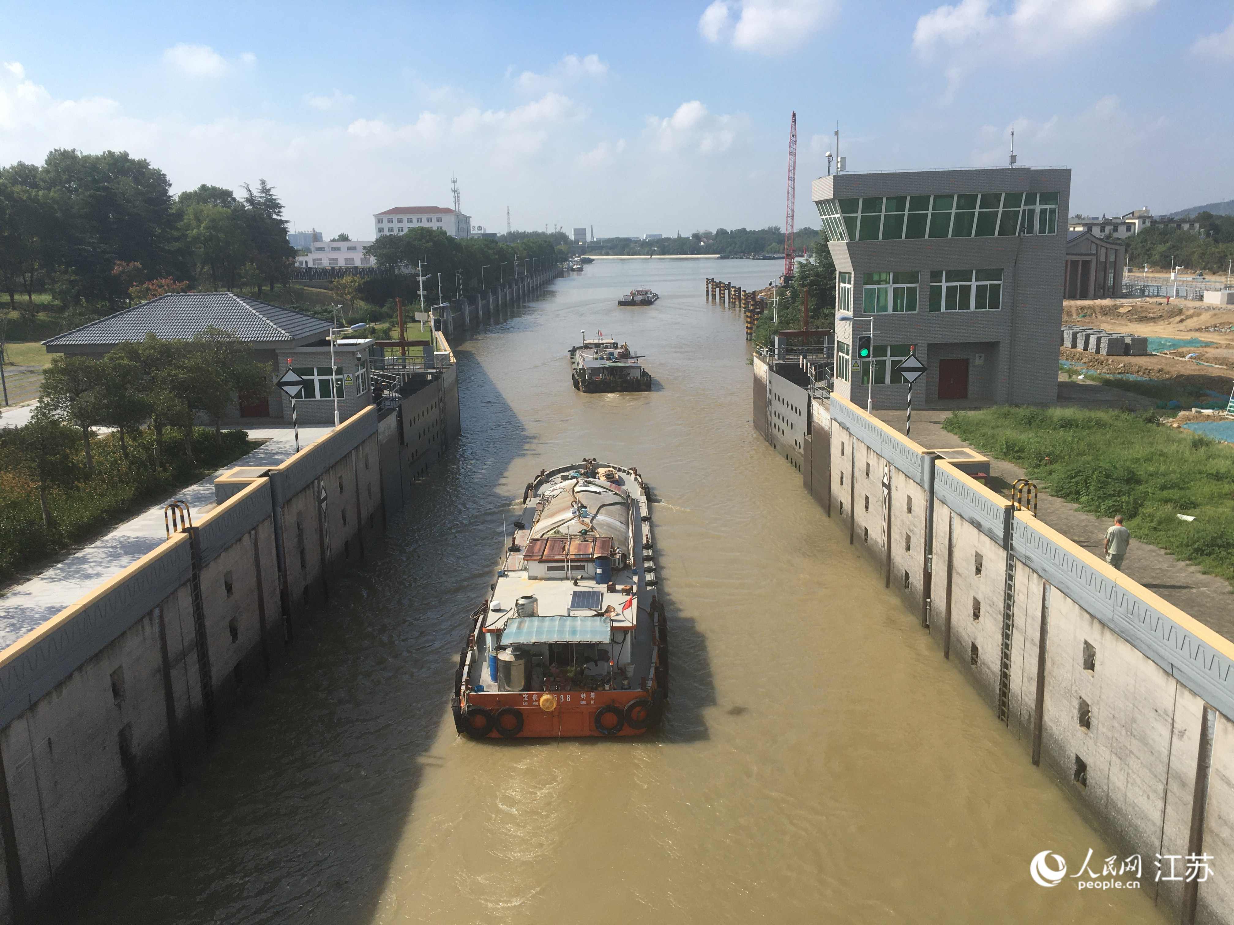 諫壁船閘坐落在長江和京杭大運河的“十字”交匯口。人民網(wǎng)記者 俞楊攝