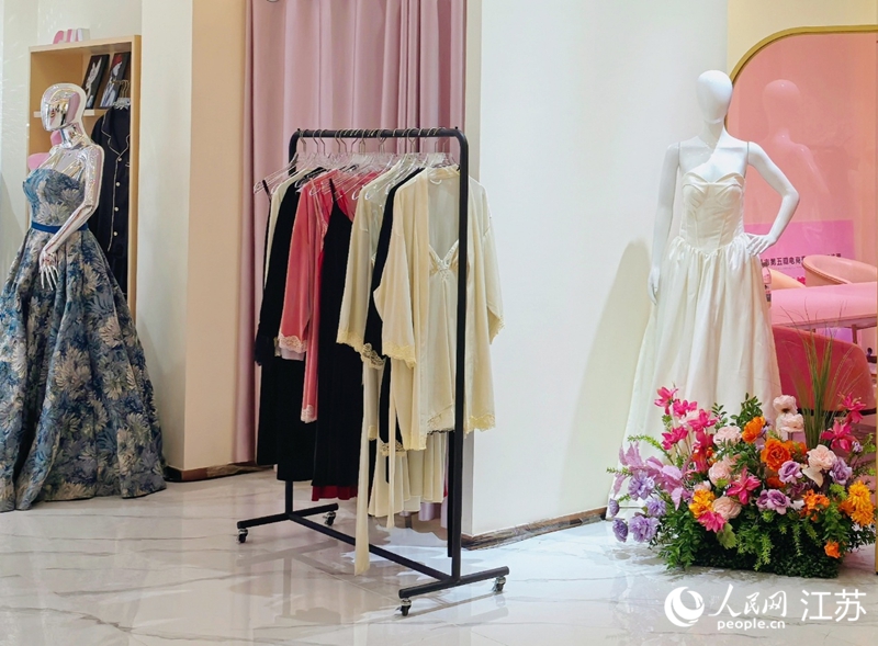 灌云縣主題服飾產(chǎn)業(yè)園展品。人民網(wǎng) 崔小倩攝