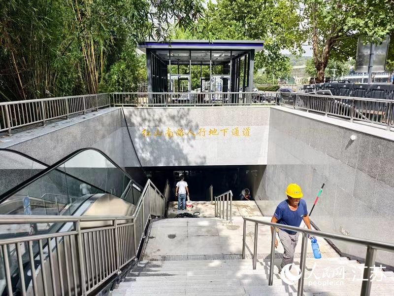 紅山南路過(guò)街通道進(jìn)入收尾階段。人民網(wǎng)記者 馬曉波攝