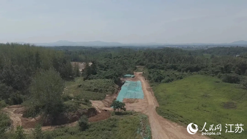 南京鈦白堆放工業(yè)固廢鈦石膏的場地。 人民網(wǎng)記者 鞠峰攝