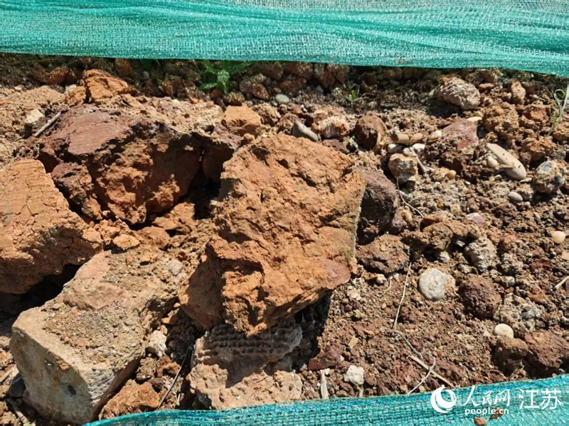 現(xiàn)場仍余留一定數(shù)量的鈦石膏。 人民網(wǎng)記者 鞠峰攝