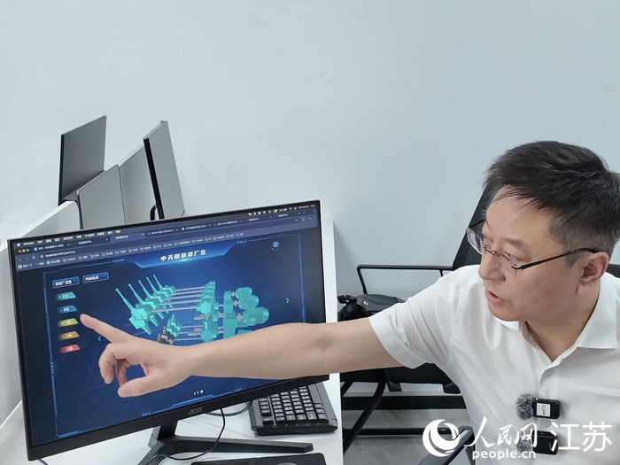 劉建剛介紹軋鋼機(jī)組三維模型。人民網(wǎng) 劉益佳攝