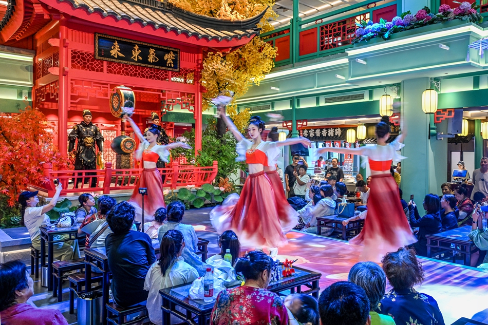 游客在徐州飲食文化博物館里看演出。趙寶東攝